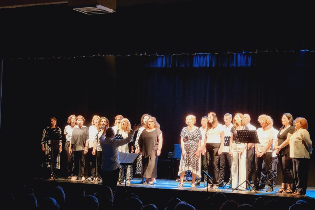 Coristi che cantano diretti da Marco Colabucci