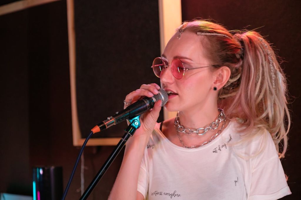 Ragazza che canta al microfono