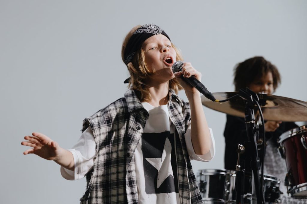 Bambino che canta al microfono