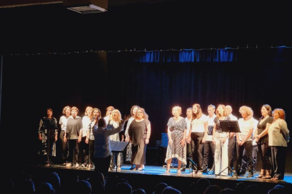 Persone del coro che cantano